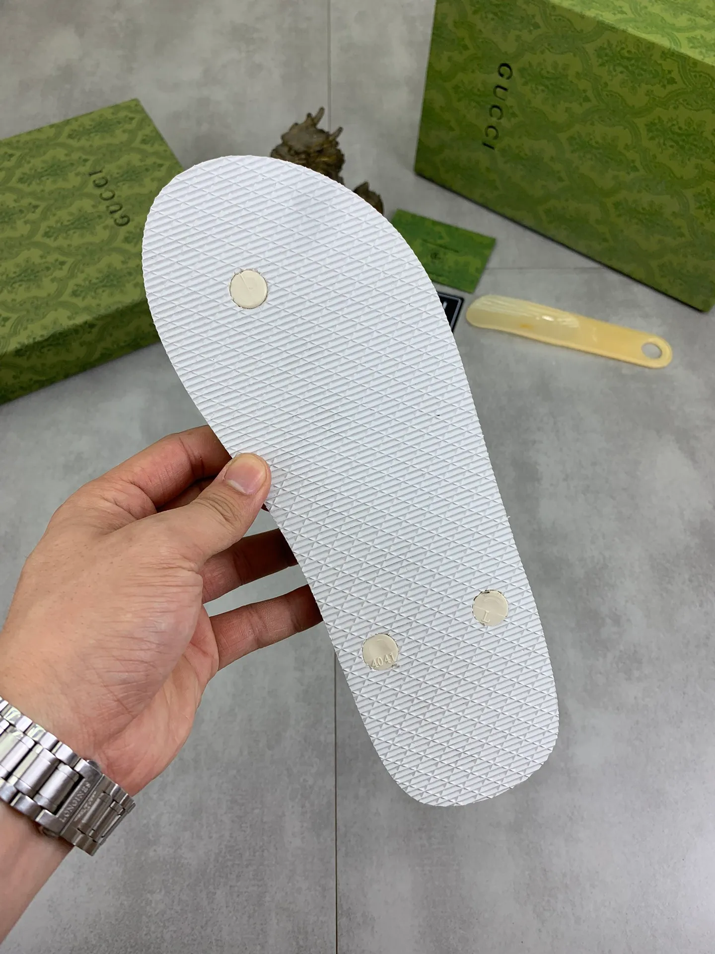 Men's men's shoes 💰P220💰【New style】🆘【GUCCI】Official website's popular Gucci adult couple 🧑‍🤝‍🧑 style, children's flip-flops are on sale at the counter simultaneously! Original fabric imported from Italy. Original bottom provided by the original factory. Size: Adult 36-45. Children’s size: 30-37. Multiple colors available.